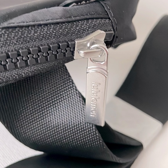 NWT Lululemon Black Everywhere Belt Bag 1L - Picture 13 of 16